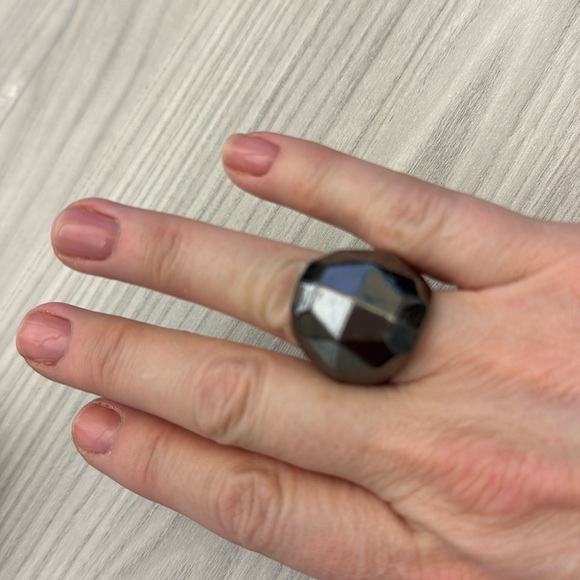 Costume jewelry ring plastic black and silver geometric - Picture 1 of 5